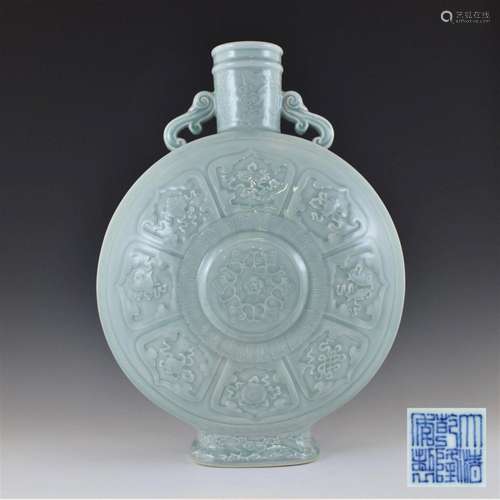 QIANLONG LOTUS SGRAFITTO DOUQING MOON VASE