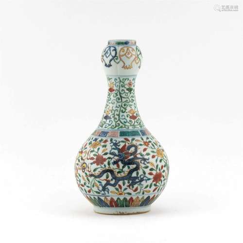 MING WUCAI DRAGON PORCELAIN GARLIC VASE