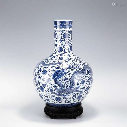 QING QIANLONG BLUE & WHITE CELESTIA VASE ON STAND