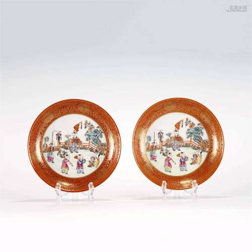 PAIR QIANLONG FAMILLE ROSE & GOLD RED PLATES