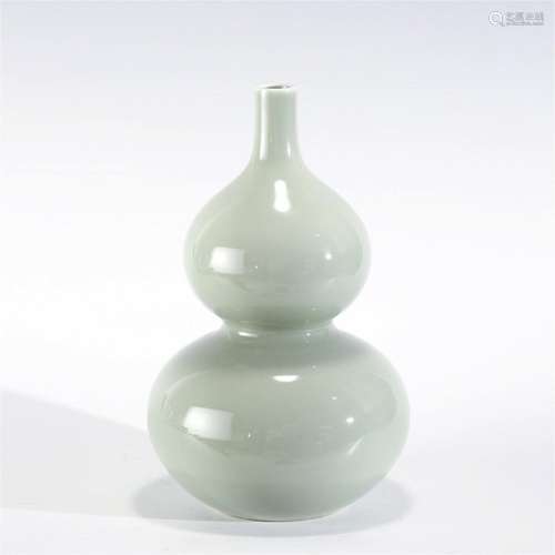 QING QIANLONG BEAN CELADON GOURD VASE