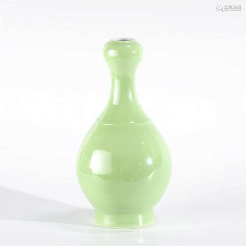 QING YONGZHENG GREEN GLAZED GARLIC VASE