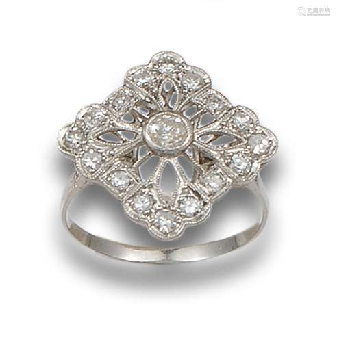 ANTIQUE STYLE RING IN PLATINUM AND DIAMONDS