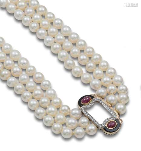 NECKLACE WITH THREE STRANDS OF CULTURED PEARLS AND BROOCH OF...