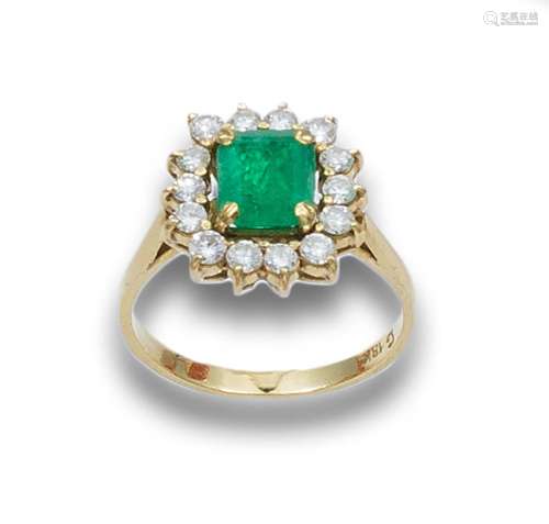 EMERALD, DIAMONDS AND YELLOW GOLD ROSETTE RING