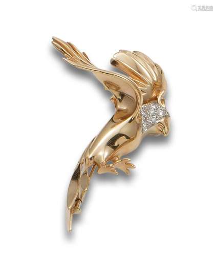 BROOCH IN YELLOW GOLD AND DIAMONDS IN THE SHAPE OF PAPAGALLO