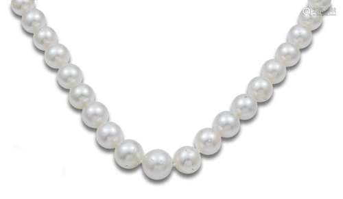 AUSTRALIAN PEARLS NECKLACE AND WHITE GOLD CLOSURE