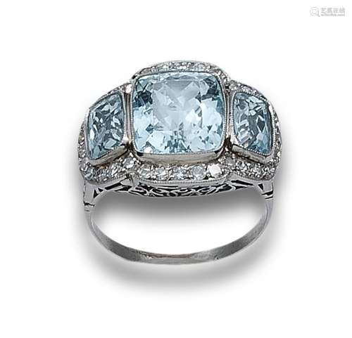 RING, ART DECO STYLE, DIAMONDS, AQUAMARINES AND PLATINUM