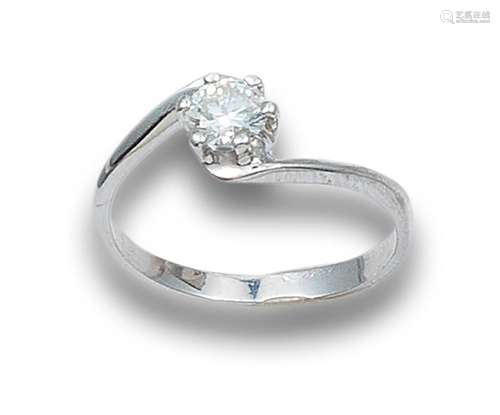 DIAMOND AND WHITE GOLD SOLITAIRE RING