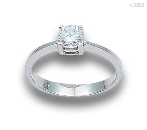 DIAMOND AND WHITE GOLD SOLITAIRE RING