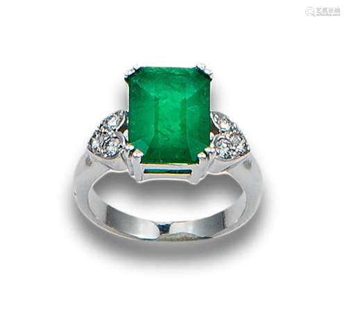 RING WITH CENTRAL EMERALD FLANKED BY DIAMONDS, IN WHITE GOLD