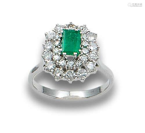 EMERALD, DIAMONDS AND WHITE GOLD ROSETTE RING