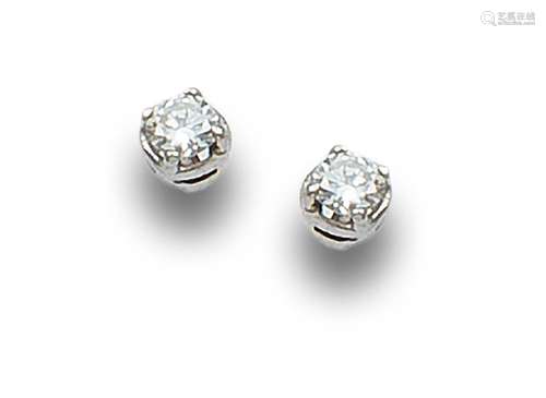 DIAMOND EARRINGS IN CLAW, IN WHITE GOLD