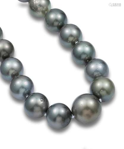 TAHITI PEARLS NECKLACE AND WHITE GOLD CLOSURE