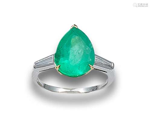 PEAR COLOMBIAN EMERALD RING OF 3.41 CT. AND DIAMONDS, IN GOL...