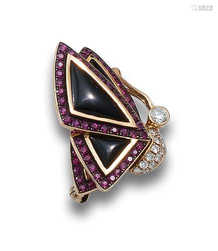 BROOCH ADAPTED TO A PENDANT IN YELLOW GOLD, ONYX, RUBIES AND...