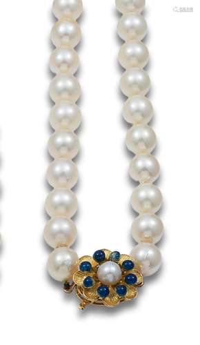 NECKLACE WITH A STRAND OF CULTURED PEARLS, GOLD CLOSURE