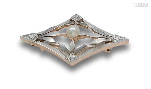 ANTIQUE BROOCH IN WHITE GOLD AND PLATINUM VIEWS