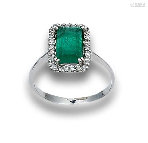 EMERALD, DIAMONDS AND WHITE GOLD RING