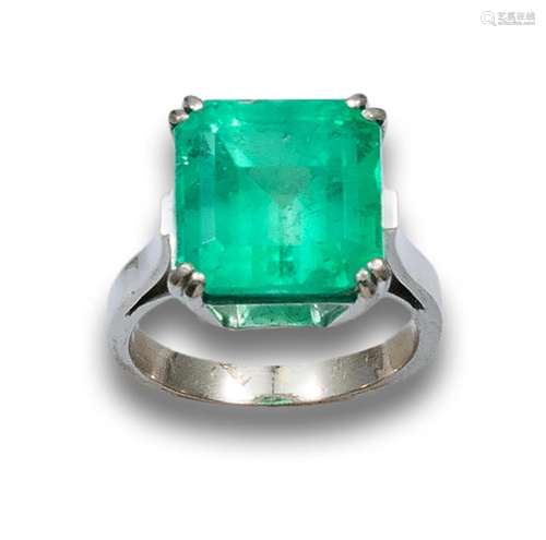 EMERALD RING OF 11.15 CT. APPROX. AND WHITE GOLD