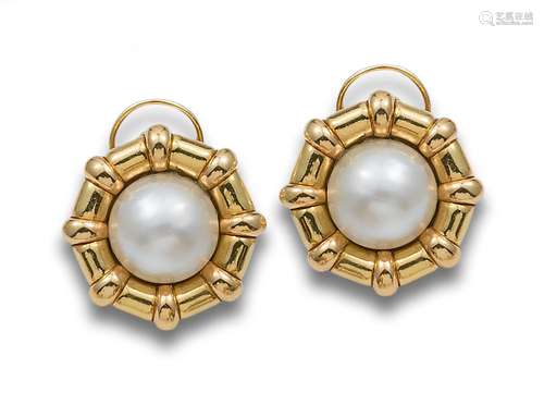 EARRINGS, YEARS 80, IN YELLOW GOLD WITH MABÉ PEARLS