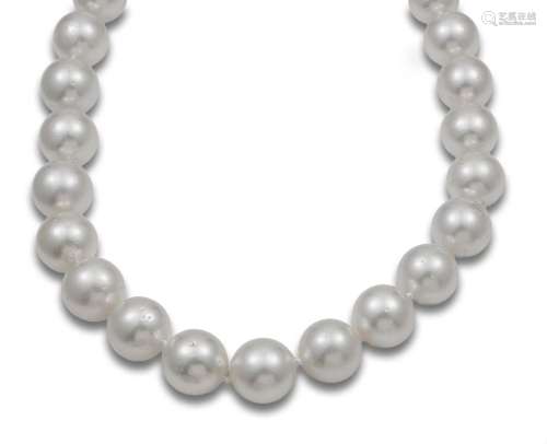 AUSTRALIAN PEARLS, GOLD AND DIAMONDS NECKLACE