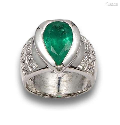 BOMBÉ RING IN EMERALD, DIAMONDS AND WHITE GOLD