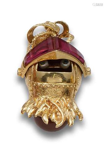 GOLD PENDANT IN THE SHAPE OF A HELMET