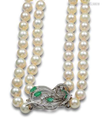 PEARL NECKLACE WITH PLATINUM EMERALD AND DIAMOND CLOSURE