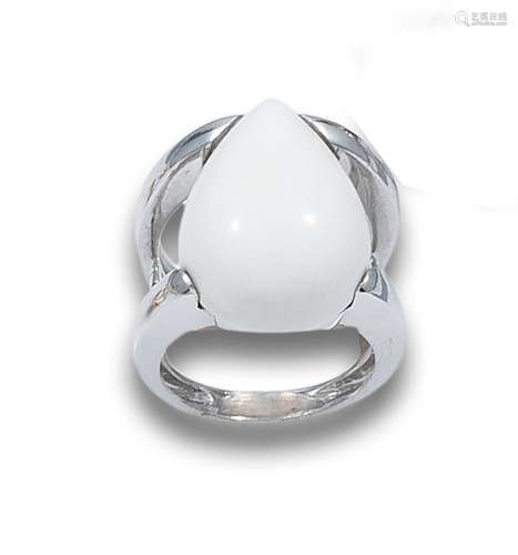 RING IN WHITE GOLD WITH WHITE JASPER PEAR CUT IN CABOCHON