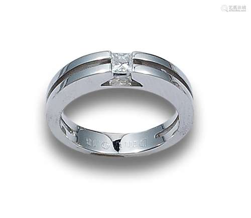 DIAMOND AND WHITE GOLD SOLITAIRE RING