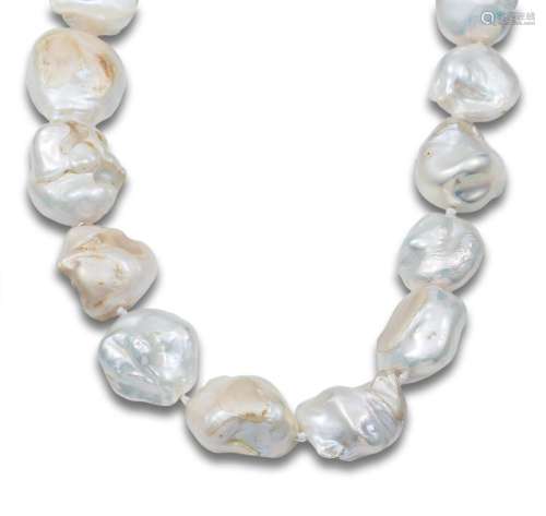 BAROQUE PEARLS NECKLACE