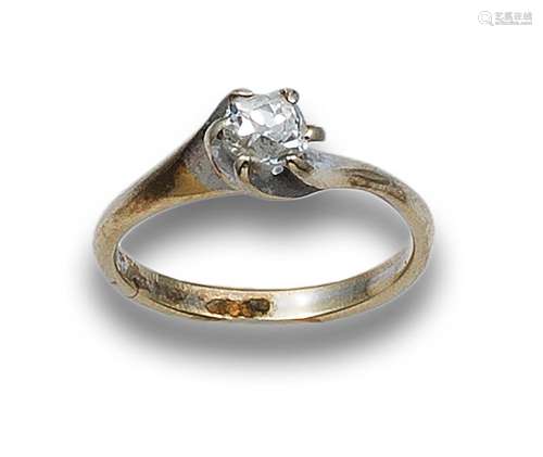 DIAMOND AND YELLOW GOLD SOLITAIRE RING