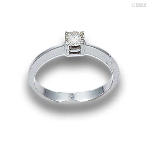 DIAMOND AND WHITE GOLD SOLITAIRE RING