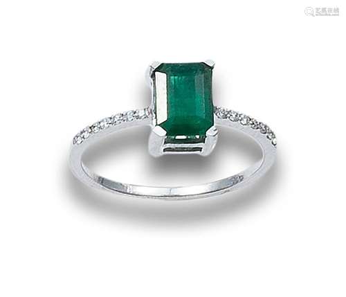 EMERALD, DIAMONDS AND WHITE GOLD RING