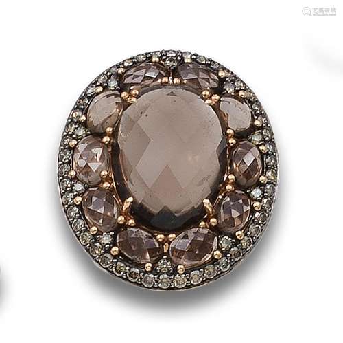 LARGE RING OF FUMÉ TOPAZ, BROWN DIAMONDS AND YELLOW GOLD