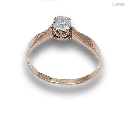 DIAMOND AND YELLOW GOLD SOLITAIRE RING