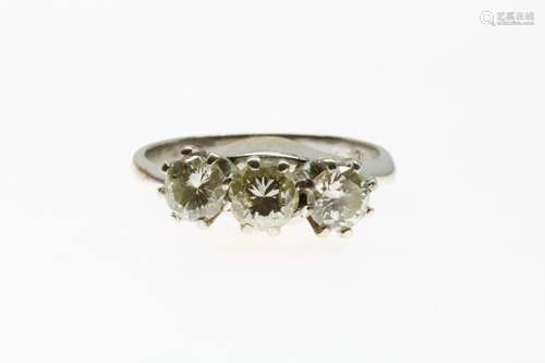 Witgouden ring bezet met 3 diamanten