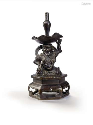 STATUE DE BODHIDHARMA FORMANT PIQUE-CIERGE EN BRONZECHINE, D...