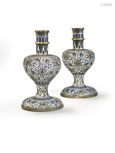 PAIRE DE VASES EN ÉMAUX CLOISONNÉSCHINE, DYNASTIE QING, XVII...