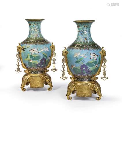 PAIRE DE VASES EN ÉMAUX CLOISONNÉS MONTÉS EN BRONZE DORÉCHIN...