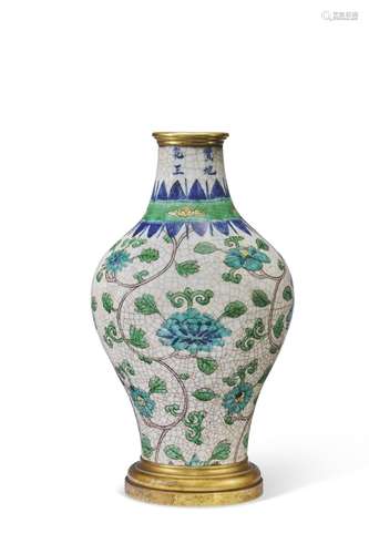 VASE EN PORCELAINE CRAQUELÉE ÉMAILLÉE JAUNE, BLEU, VERT ET A...