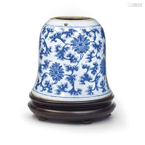 GRAND SOCLE EN PORCELAINE BLEU BLANCCHINE, DYNASTIE QING, XV...