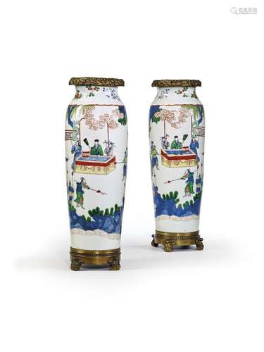 PAIRE DE VASES ROULEAU EN PORCELAINE WUCAI MONTÉS EN MÉTAL D...