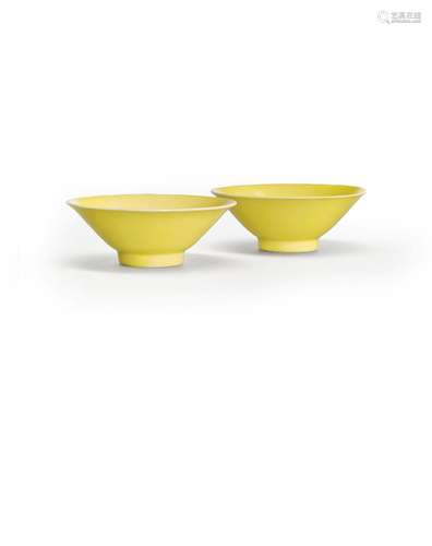 PAIRE DE COUPES ÉVASÉES EN PORCELAINE ÉMAILLÉE JAUNE CITRONC...