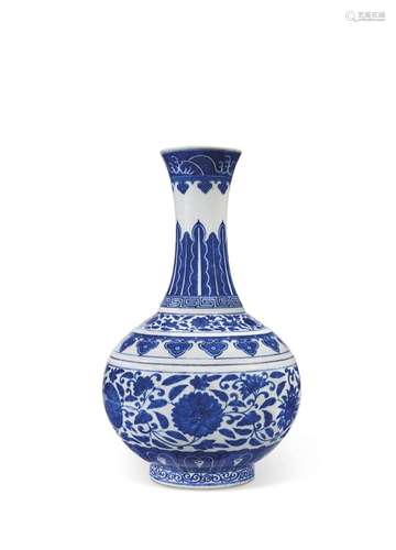 VASE BOUTEILLE EN PORCELAINE BLEU BLANCCHINE, DYNASTIE QING,...