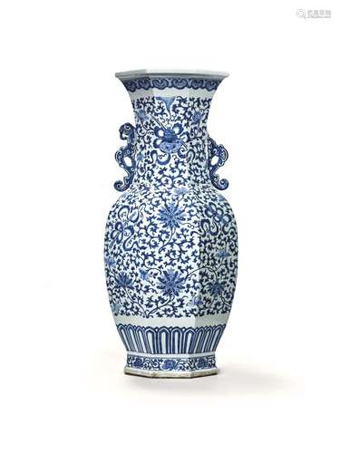 IMPORTANT VASE EN PORCELAINE BLEU BLANCCHINE, DYNASTIE QING,...