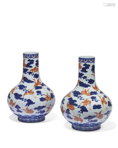 PAIRE DE VASES EN PORCELAINE BLEU BLANC ET ROUGE DE FERCHINE...