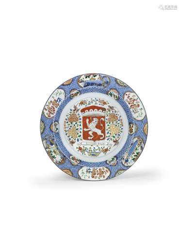 GRAND PLAT EN PORCELAINE DE LA FAMILLE VERTE, IMARI ET ORCHI...