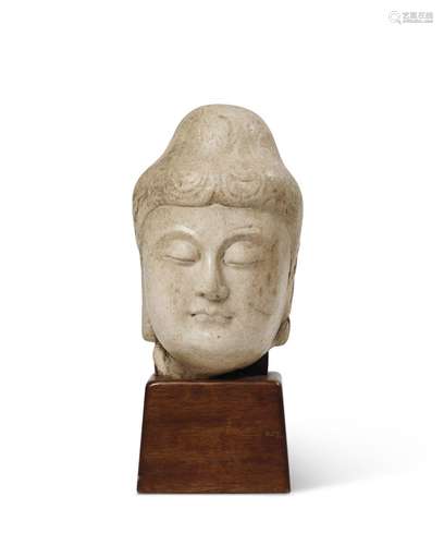 TÊTE DE BOUDDHA EN MARBRE BLANCCHINE, CIRCA XIIIÈME SIÈCLE